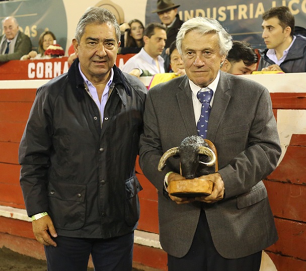 Mejor ganadería: Ernesto Gutiérrez. Entrega Jorge Hernán Botero, director-gerente de LA PATRIA, y recibe Miguel Gutiérrez.