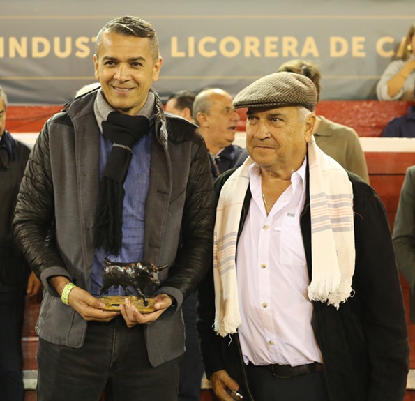 Mejor subalterno: Ricardo Santana. Entrega Darío Gómez, presidente de la Cruz Roja seccional Caldas, y recibe Ricardo Santana.