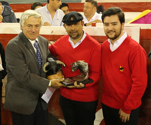 Mejor toro de lidia: Cadenero marcado con el número 197 de 460 kilogramos de peso perteneciente a la ganadería de Ernesto Gutiérrez.Entregan Mauricio Barajas y Carlos González de Barra Taurina 5 y recibe Miguel Gutiérrez.