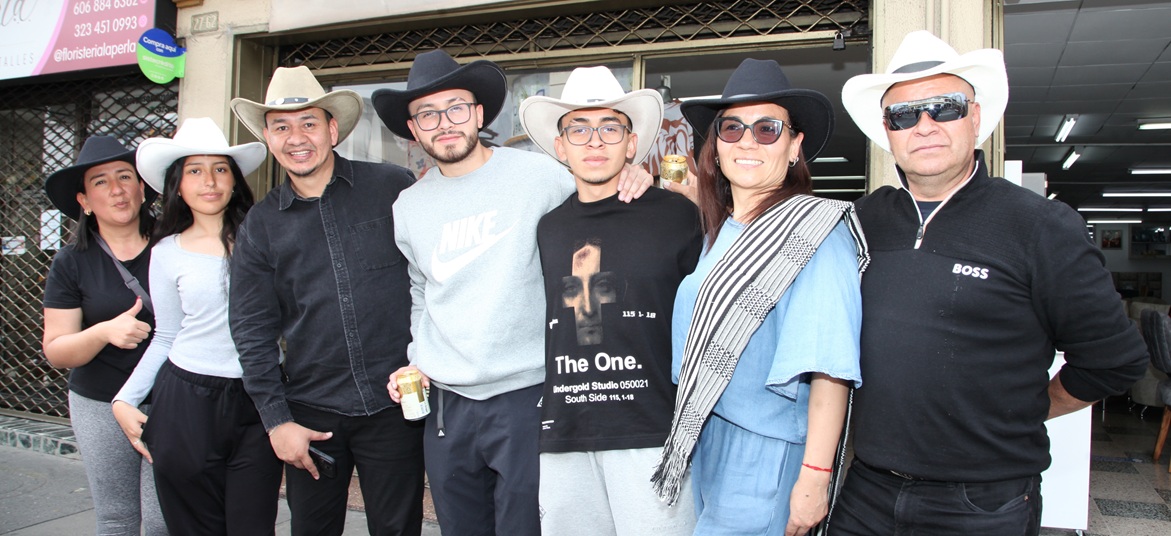 Asistentes a la Feria de Manizales disfrutaron del último día del festejo con el desfile de autos clásicos y antiguos que recorrió la ciudad.