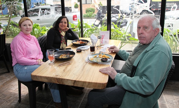 Paula Gallego, Luz Adriana Gallego y Eddie Andrews.