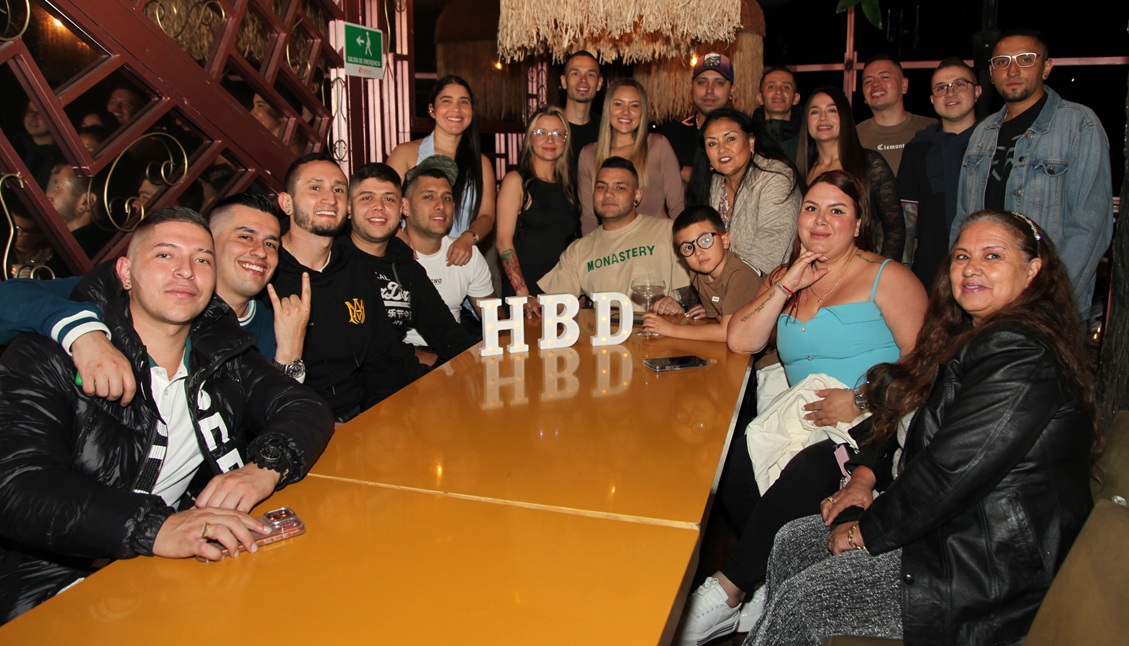 Santiago Giraldo compartió su cena de cumpleaños junto a sus familiares y amigos.
