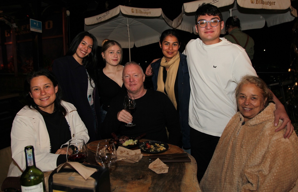 Sentados: Heydy Sánchez,Tad Selders y Aydee Padilla. Parados: Salomé Franco, Valery Ramírez, Ángela Vargas y Gabriel Ramírez.