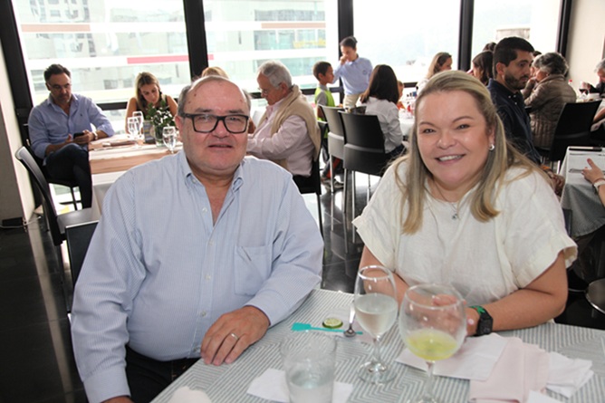 Javier Uribe Echeverri, en un almuerzo de bienvenida por su regreso de Chile, junto a Ángela María Uribe Echeverri.