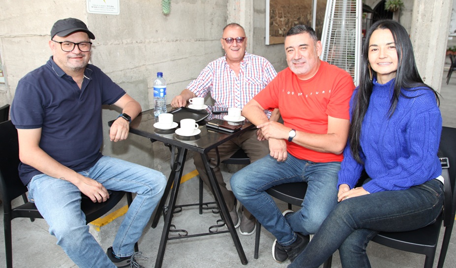 Mauricio Ospina, Miguel Ospina, Alex Ospina y Bibiana Murillo.