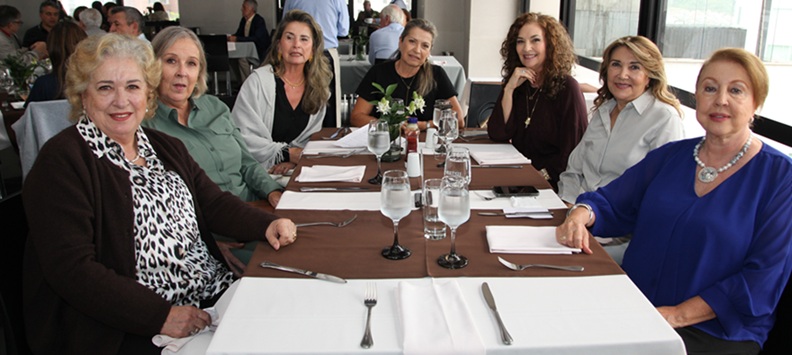 María Luz Mejía, Beatriz Mejía, Claudia Rivas, Ángela Restrepo, Inés de la Cruz Arbeláez, María Isabel Pinzón y Liliana Mejía de Villegas.