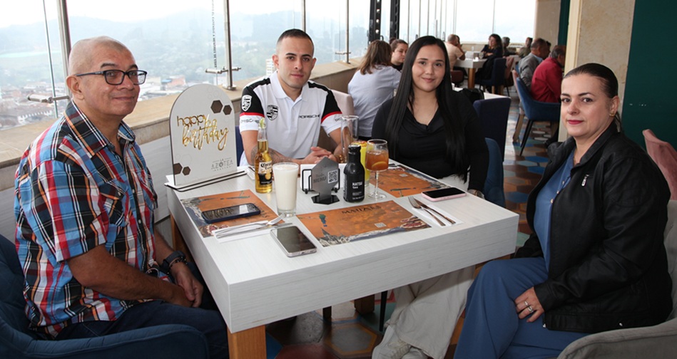 Andrés Felipe Ruiz Martinez celebró su cumpleaños en compañía de Santiago Ruiz Quintero, Valentina Agudelo y Claudia Martínez Grisales.