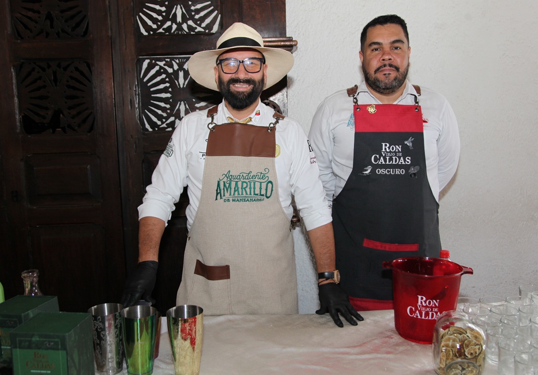 Héctor Bernal y Ángel Peña, encargados de deleitar a los periodistas con los productos de la Industria Licorera de Caldas.