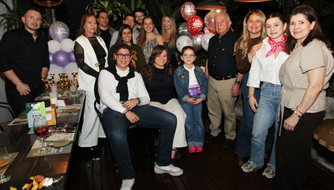 Grupo de asistentes al cumpleaños.