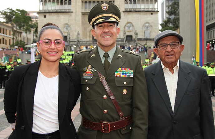 Familia del comandante: Isabel Quiroga Gómez, esposa; coronel Álex Uriel Durán Santos y Jorge Eliécer Durán, padre del oficial.