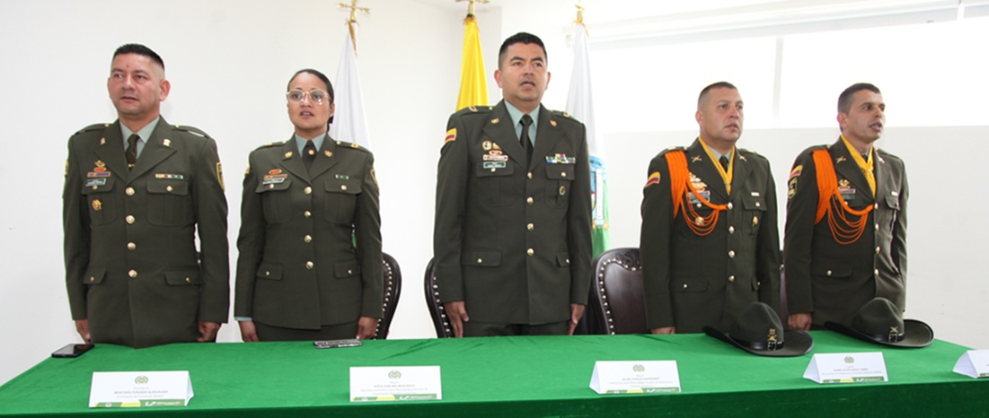 Fotos | Argemiro Idárraga | LA PATRIA Mesa Principal: comisario Alexánder Montaño, mayor Katia Vergara, mayor Julián Vanegas, capitan Andrés Vargas e intendente Wilson López.