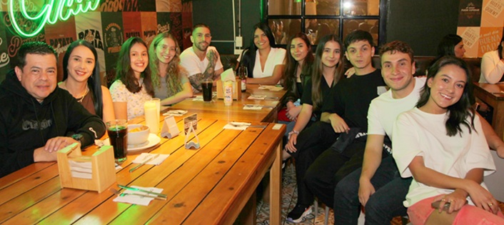 Zuly Morales Acosta festejó su cumpleaños en La Patatería, acompañada de Henry Hernández, Alejandra Ríos, Liliana Muriel, Luna Escobar, Manuel Garzón, Estefanía González, Alejandra Llanos, Joan Aristizábal, Miguel Cardona e Isabella Quiceno.