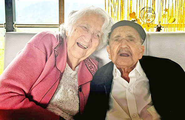 Héctor Galeano Giraldo con su esposa, Floralba Mejía de Galeano, con quien se casó hace 67 años en la iglesia Nuestra Señora del Rosario de Chipre. Tienen 6 hijos, 9 nietos, 9 bisnietos y 1 tataranieta.