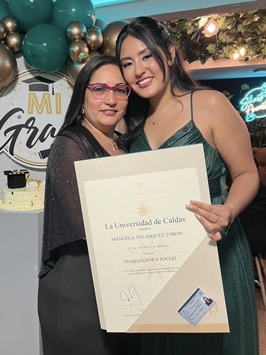 Fotos | Cortesía | LA PATRIA Manuela Velásquez Tobón es profesional en Trabajo Social, egresada de la Universidad de Caldas. En la imagen aparece junto a Beatriz Helena Tobón.
