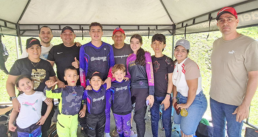 Luciana Sandoval, Martín Gómez, Sofía Reyes, Luis Martín Rey, Silvia Valdivieso, Elver Rey, Milton Gómez, Ramón Rueda, Santiago Tamayo, Manuel Arias, Simón Ramírez, Jessica Pérez y Robinson Rueda. Delegación de Bucaramanga.