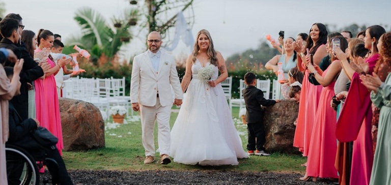 Rodeados de sus amigos más cercanos y familiares, Margarita Laverde Galvis y Julián Arce Clavijo vivieron un momento inolvidable, acompañados por el cariño, las sonrisas y los abrazos de quienes han sido parte fundamental de su historia.