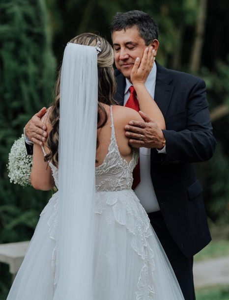 Un momento profundamente emotivo se vivió cuando Eduar Antonio Laverde Rivillas viajó desde Estados Unidos para acompañar a su hija y entregarla en el altar, un gesto de amor que hizo aún más especial este nuevo comienzo.