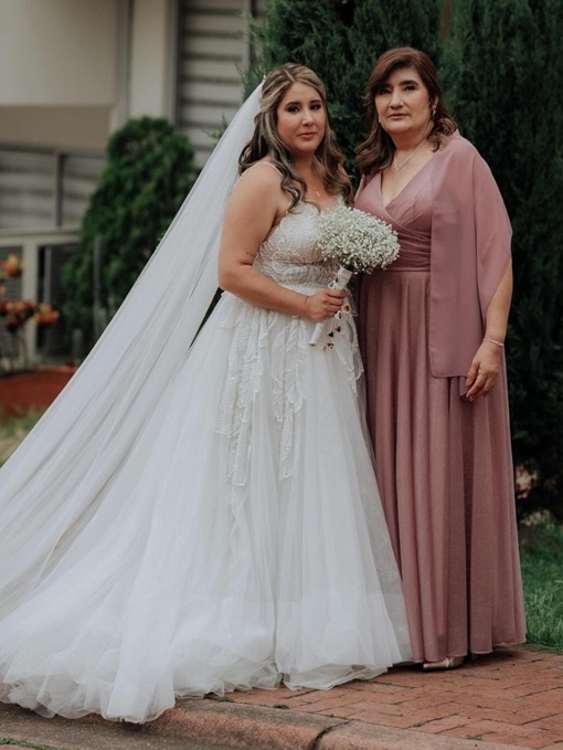 Piedad Galvis Garzón acompañó a su hija en este día tan especial, siendo testigo de un momento lleno de emoción que quedará para siempre en la memoria de la familia.