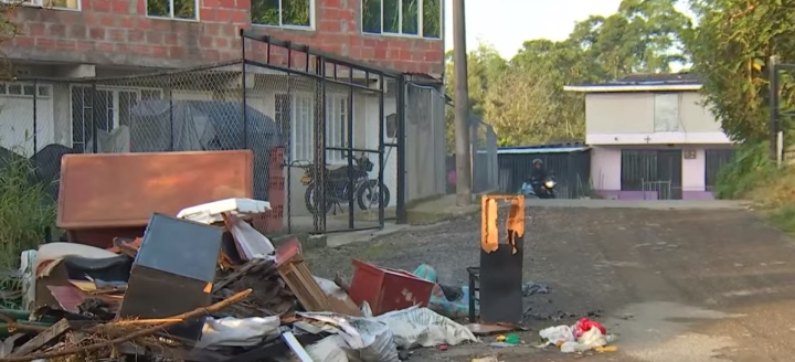 Colchones quemados y basura aumentan la alarma en barrios de Dosquebradas