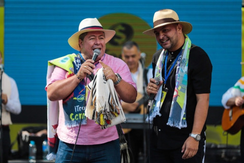 En el parque Ernesto Gutiérrez empezó ayer el Festival Nacional de la Trova Feria de Manizales. La final será mañana.