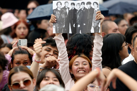 la banda surcoreana BTS, el grupo de k-pop más reconocido del mundo, junto a la presidenta Claudia Sheinbaum, en un acto público gestionado por el Gobierno.