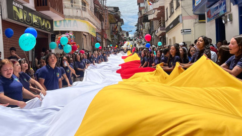 La ciudadanía respondió con bailes y ovaciones en cada interpretación.