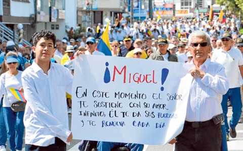 Juan David Arias y Wilson Granada llevaron un cartel en el que pidieron por la salud de Miguel Uribe.