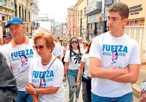 Varios de los asistentes portaron camisetas en las que mantenían el mensaje que se gritaba en las calles.