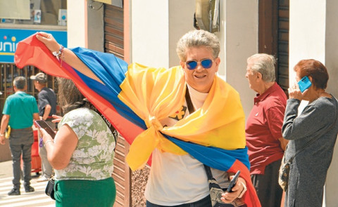 Las banderas de Colombia estuvieron presentes durante todo el recorrido.