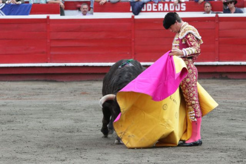 Verónica a pie junto de Daniel Luque al segundo toro de la tarde.