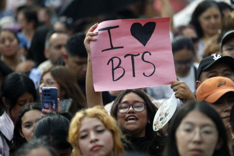 la banda surcoreana BTS, el grupo de k-pop más reconocido del mundo, junto a la presidenta Claudia Sheinbaum, en un acto público gestionado por el Gobierno.