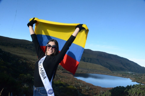 Colombia no dudó en posar con la tricolor y apreciar tanto los frailejones como sus cuerpos de agua.