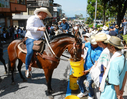 Durante el recorrido los caballos tuvieron varios puntos para refrescarse ante el intenso sol.