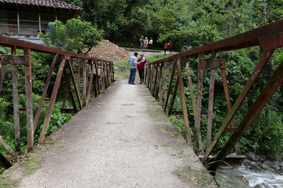 Puente peatonal en la vereda En Medio de los Ríos que desde hace ocho años espera reparación.