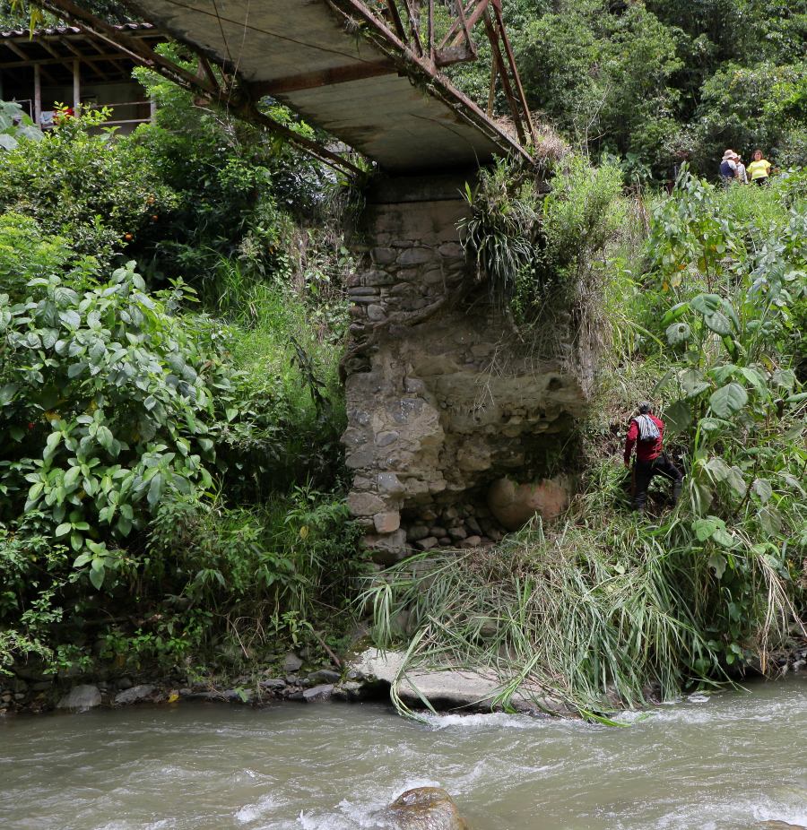 Daños en la base del puente peatonal sobre el río Chamberí en la vereda En Medio de los Ríos de Salamina (Caldas).