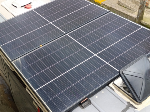 Parte de la energía de la casa rodante proviene de los paneles solares que adaptaron en el techo del vehículo.