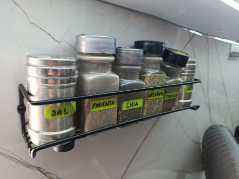 El mercado lo tienen organizado en repisas y cajones.