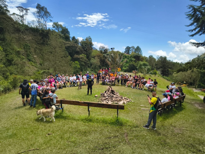 Durante el recorrido se hicieron paradas para hidratación, instrucciones ecológicas, datos históricos y educación ambiental.