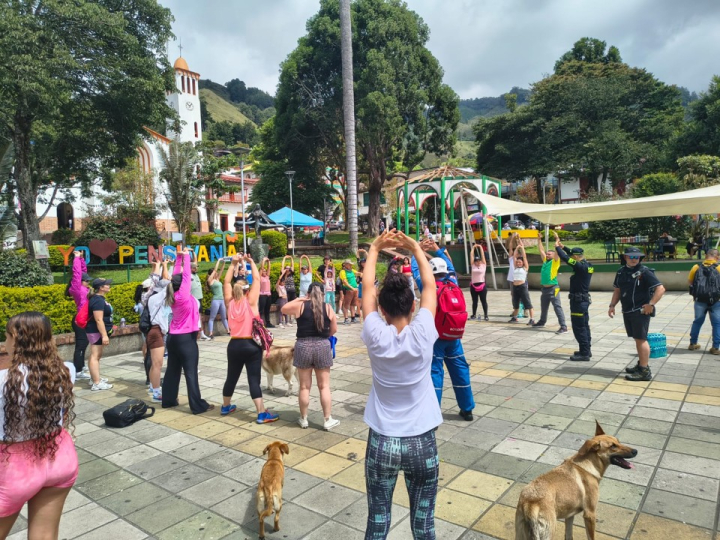 Calentamiento e instrucciones previas antes de iniciar el recorrido, en la plazoleta del parque principal de Pensilvania.