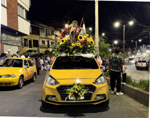 La patrona de los conductores recorrió la abuela de caldas