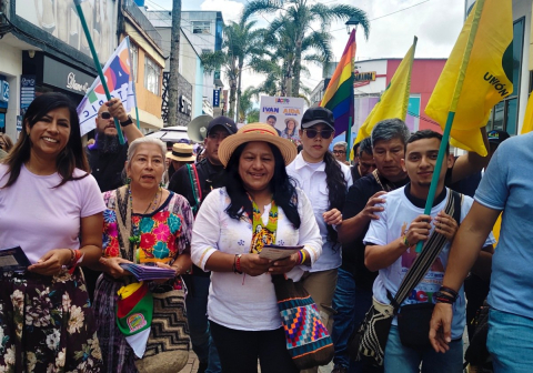 Aída Quilcué repartió volantes en el Centro de Manizales en la mañana de este sábado (18 de abril). Es la fórmula vicepresidencial de Iván Cepeda (Pacto Histórico). 
