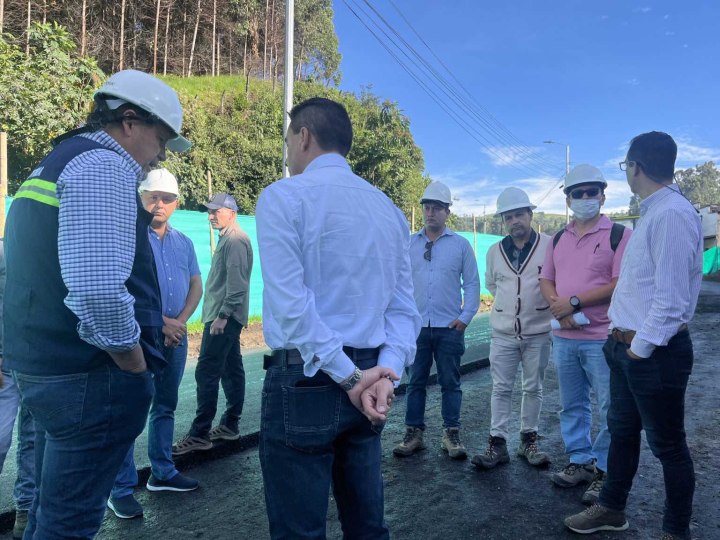 Obras en el corredor hacia el SENA en Manizales avanzan con la aplicación de asfalto en un tramo de un kilómetro de longitud.