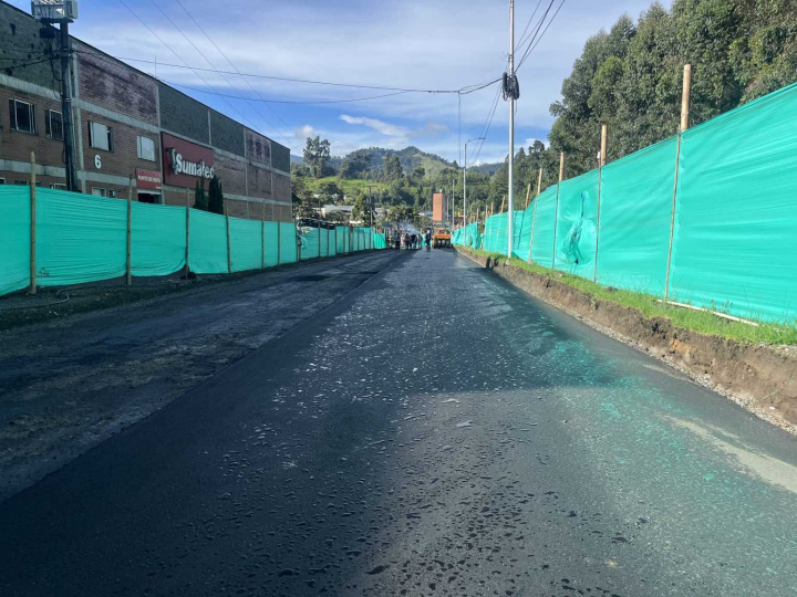 Obras en el corredor hacia el SENA en Manizales avanzan con la aplicación de asfalto en un tramo de un kilómetro de longitud.