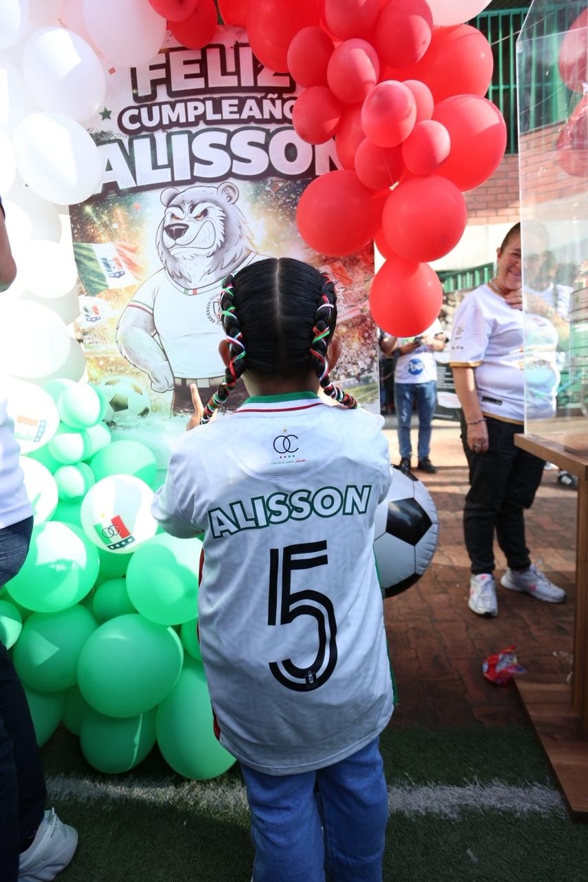 En la previa del partido Once Caldas - Internacional de Bogotá, Alisson festejó su cumpleaños en la tribuna norte, gracias a la unión de hinchas.