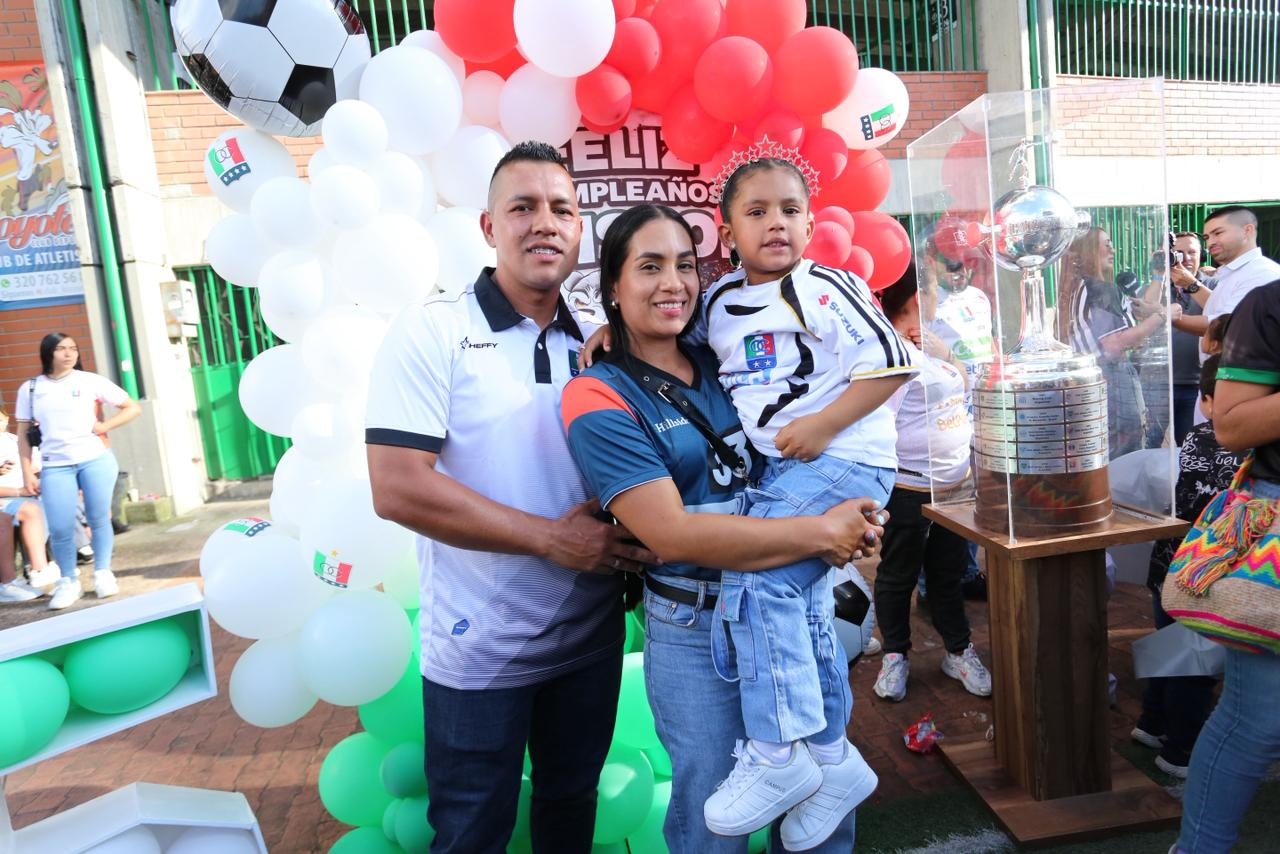 La familia Rodríguez Ayala celebró el cumpleaños de Alisson en la previa y luego festejó por partida doble con la victoria 2-1 del Once Caldas ante Internacional de Bogotá.