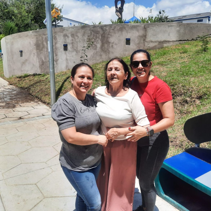 Amparo Serna (en el centro de la foto)