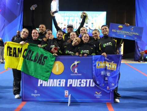 Selección Colombia posando con el bad internacional y la bandera del departamento