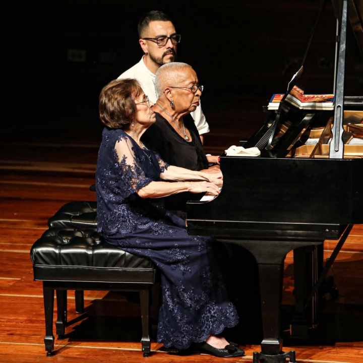 Teresita Gómez y Blanca Uribe en el piano