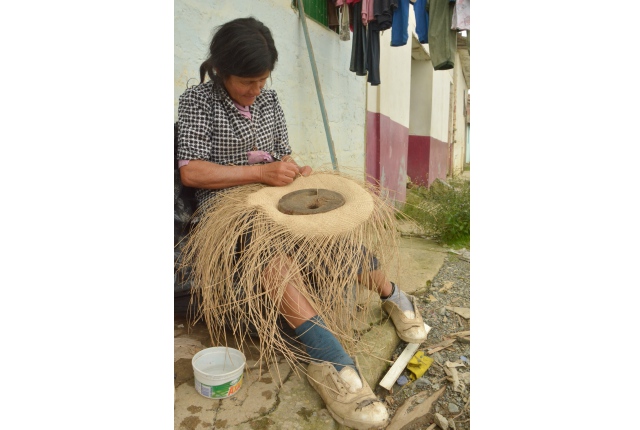 Las tejedoras de Aguadas compran y utilizan este material para convertilo en sombrero.