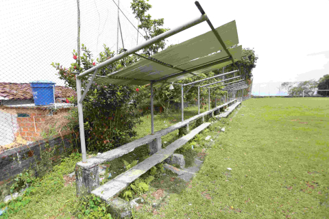 Mal estado de la cancha de la vereda La Plata